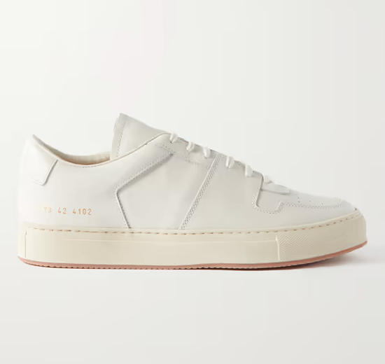 Otra idea para los que son fieles a las deportivas en color blanco por su versatilidad. En este caso son de la firma Common Projects y están  inspiradas en la estética de la cancha.  Están confeccionados con cuero y tienen una puntera perforada para mayor transpirabilidad. Precio: 550 euros.