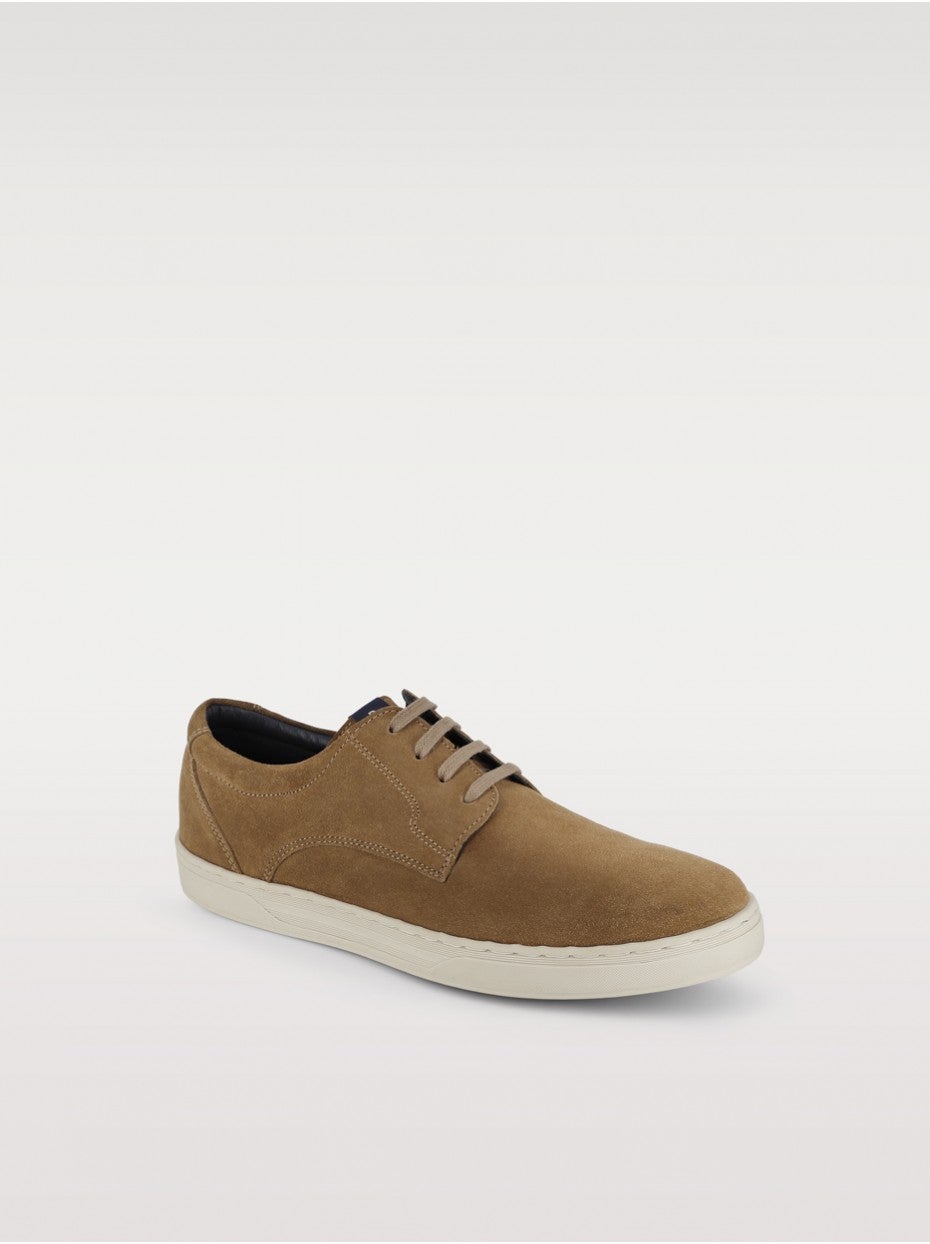 Zapato parece, zapatilla es. Este modelo de la marca Boston es la mejor alternativa a un zapato porque, aunque guarda con este su carácter clásico, se presenta mucho más cómodo y con un punto más informal perfecto para los estilismos en clave casual. Precio: 49,99 euros.