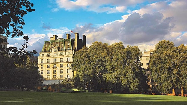 El hotel Rithz de Londres tiene vistas a Green Park y otro de los alojamientos que seguro eligen los invitados VIP a la coronación de Carlos III.