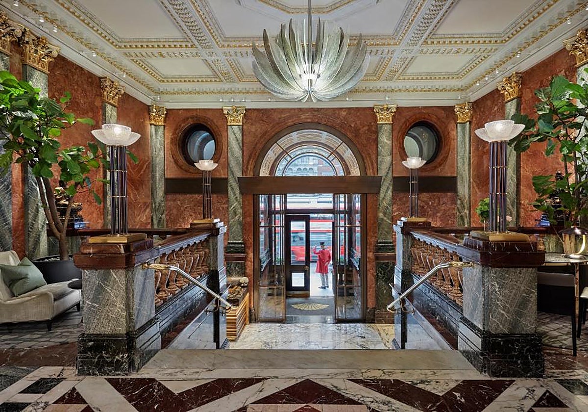 El vestíbulo del hotel Ritz de Londres, uno de los más lujosos e históricos de la capital británica, hospedará a alguno de los invitados VIP a la coronación de Carlos III.