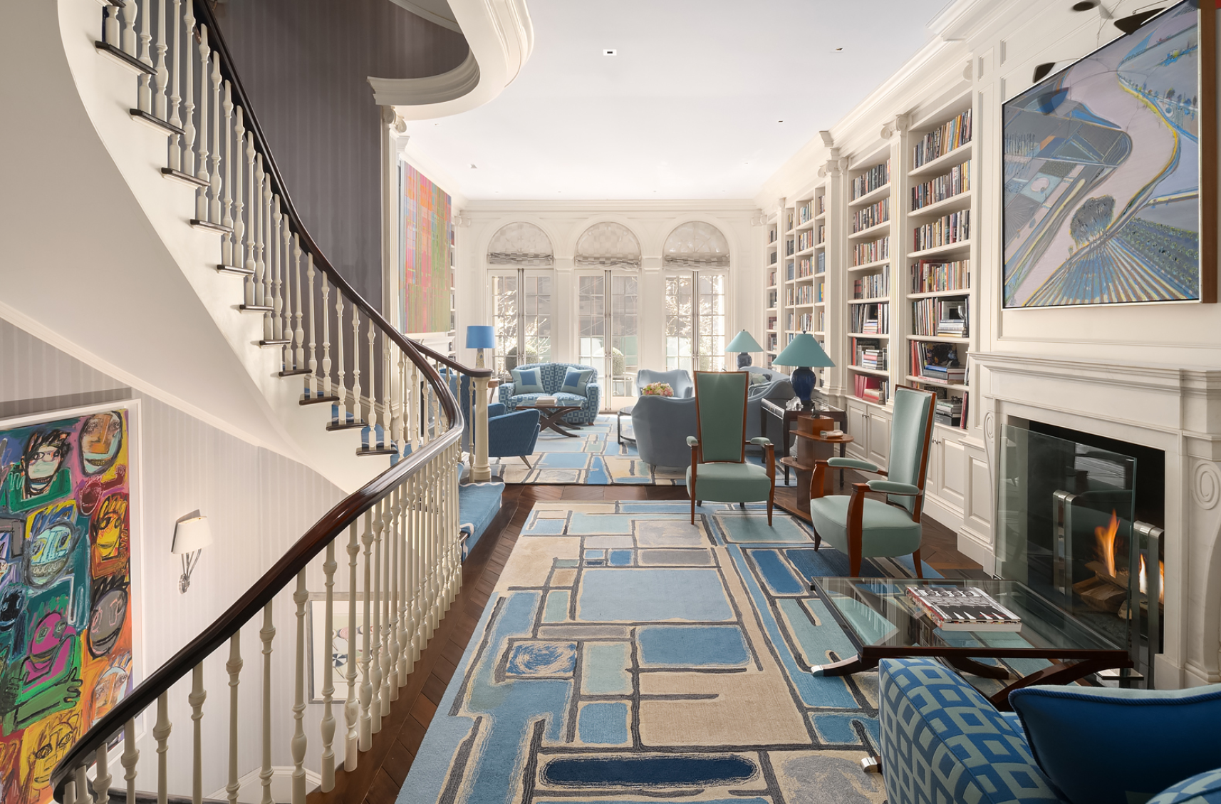 Dispone de seis plantas conectadas por una preciosa escalera de caracol y un ascensor