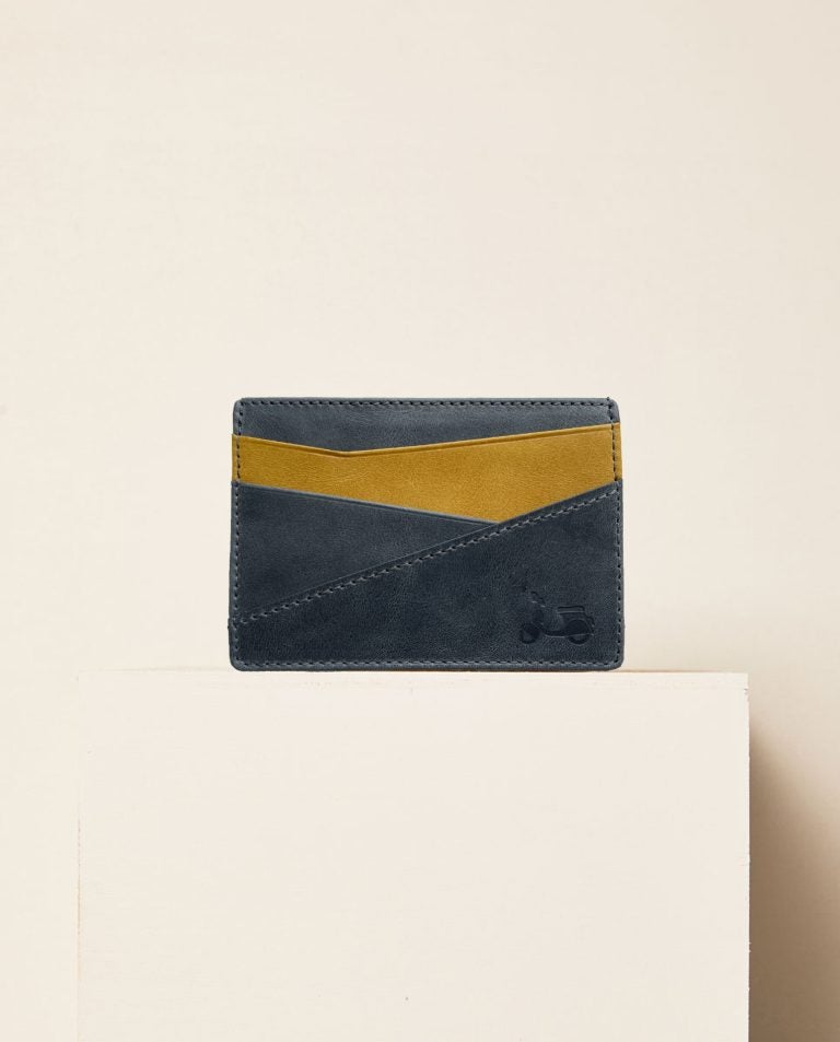 Por último, para quienes demandan una versión más asequible, hemos fichado este tarjetero de piel bicolor en azul marino y mostaza firmado por Scotta 1985. Precio: 39,90 euros.