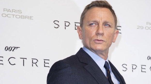 Daniel Craig luce los trajes a la perfección.