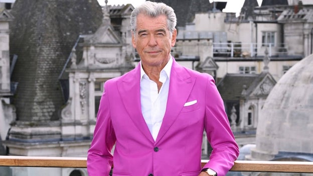 Pierce Brosnan arriesga con las tendencias.