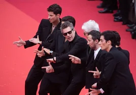 Los nuevos chicos Almodóvar causan sensación en Cannes con su original forma de vestir