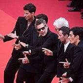 Los nuevos chicos Almodóvar causan sensación en Cannes con su original forma de vestir