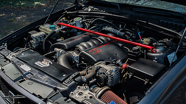 El vehículo cuenta con un motor Chevrolet LS3 V8