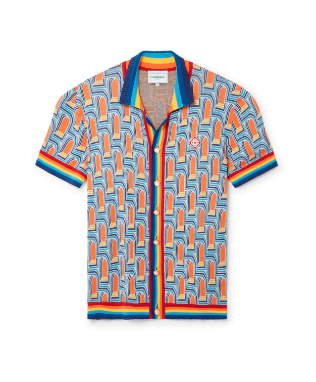 Solo apto para los más atrevidos es este polo a todo color de Casablanca. Bautizado como "L'Arche De Nuit", presenta un estampado de arco en una combinación de tonos cálidos amarillos y está terminado con un cuello abierto de rayas de arcoiris en contraste.