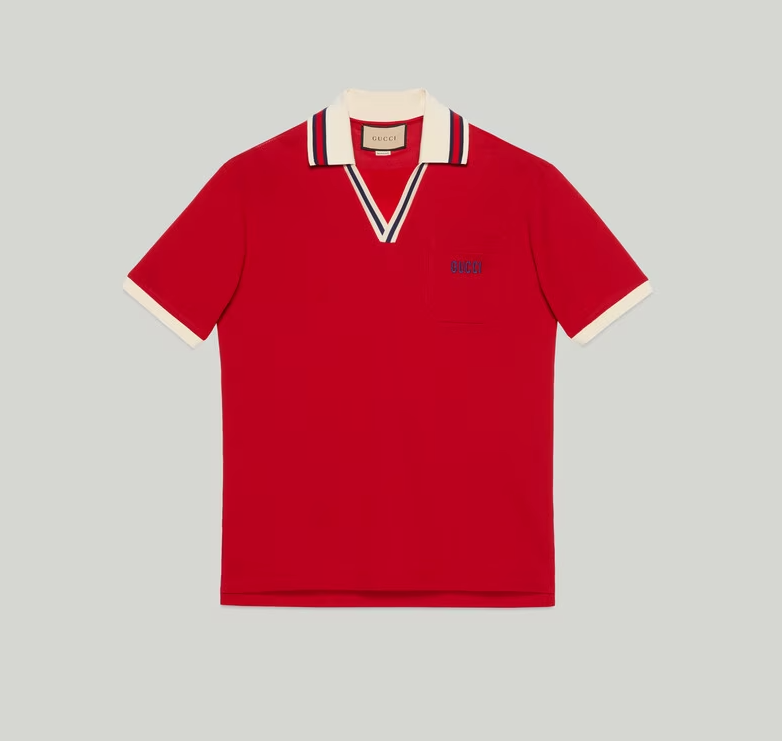 Para los amantes del estilo retro Gucci ha creado en piqué de algodón rojo este polo con un cuello y un ribete de tejido acanalado en contraste cuya  tribanda icónica de la firma italiana refleja la influencia entre ecuestre y atlética con la estética preppy propia de esta prenda. Precio: 580 euros.