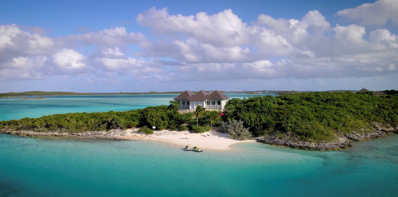 La isla está situada en las Bahamas, concretamente en el archipiélago de Exuma, a unos 112 kilómetros del sureste de Nassau.
