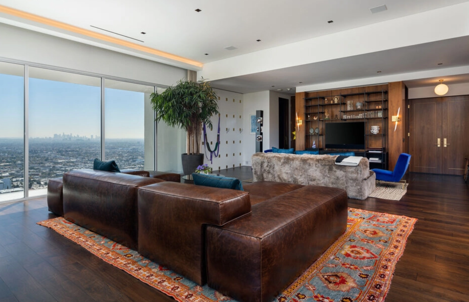 En total, este ático ofrece 278 metros cuadrados fruto de la suma de dos viviendas vecinas