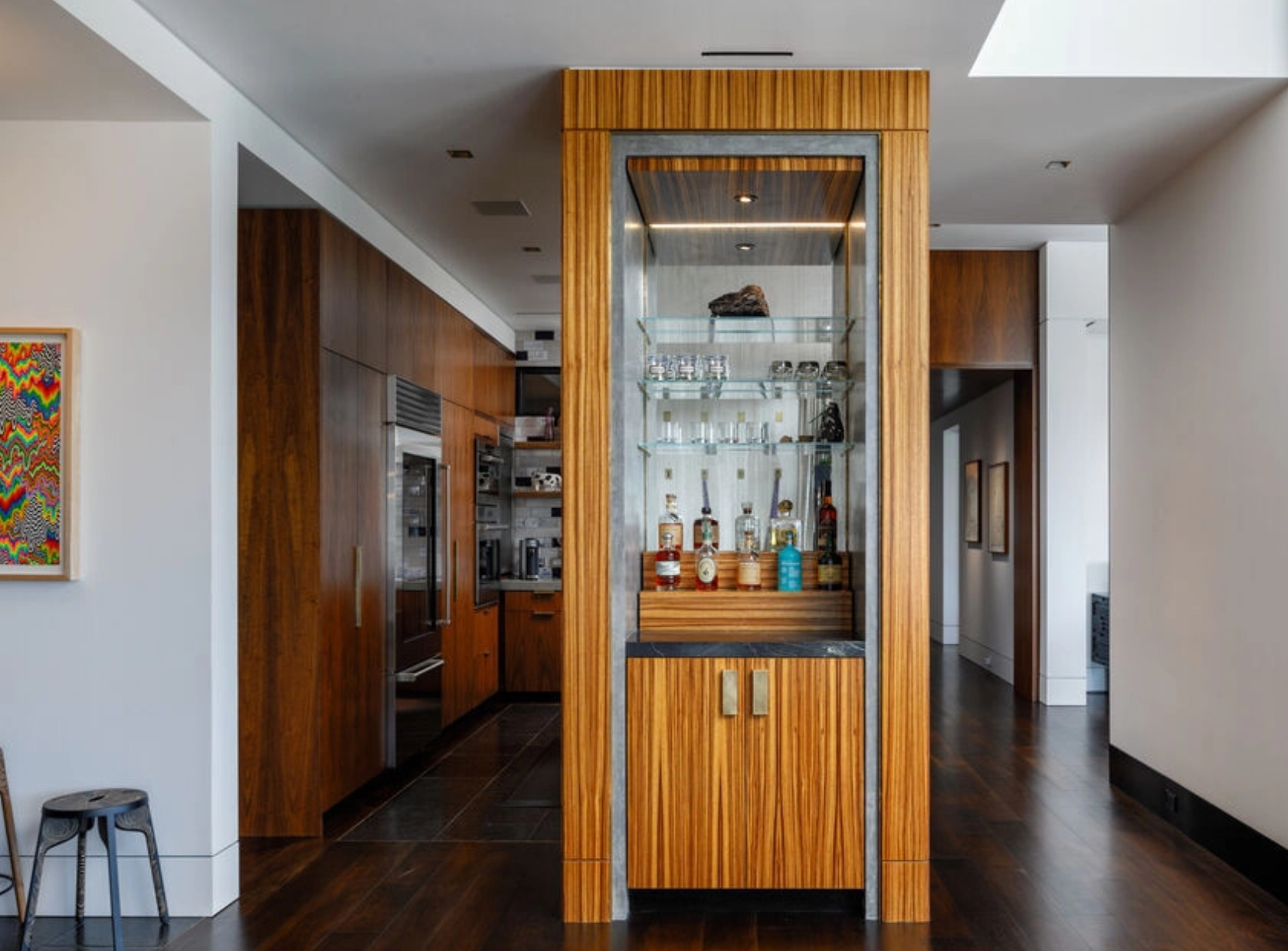 Entre sus extras destaca un bar tallado en madera de zebrano