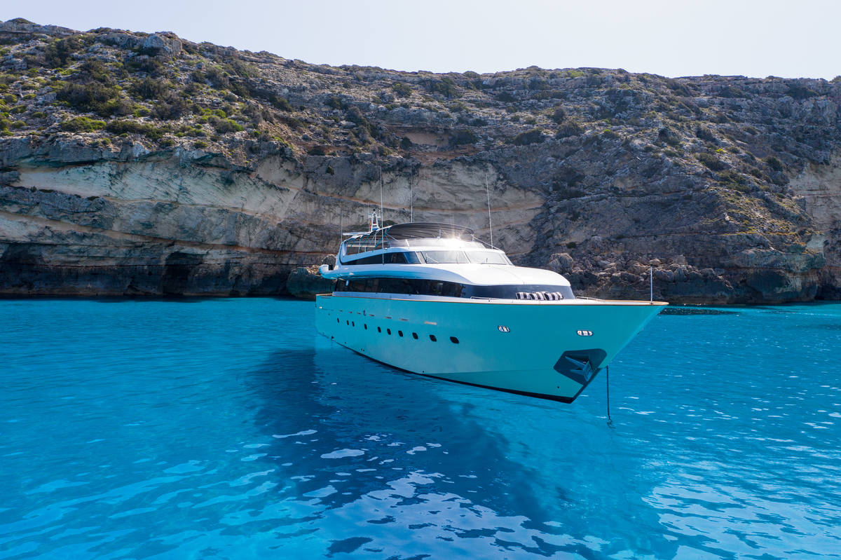 Mondomarine 120 ofrece exclusividad y elegancia en 38 metros de eslora y 7,32 metros de manga.