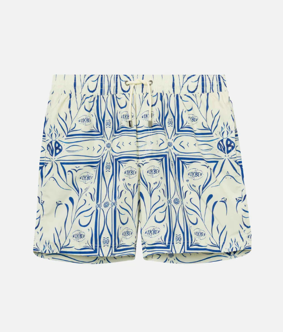 El estampado porcelánico de este bañador de Nikben es la mejor apuesta para quienes busquen algo con lo que ni ir igual que el resto este verano en la playa. Está confeccionado en un tejido creado a partir de botellas recicladas y lo firma Nikben. Precio: 119 euros.