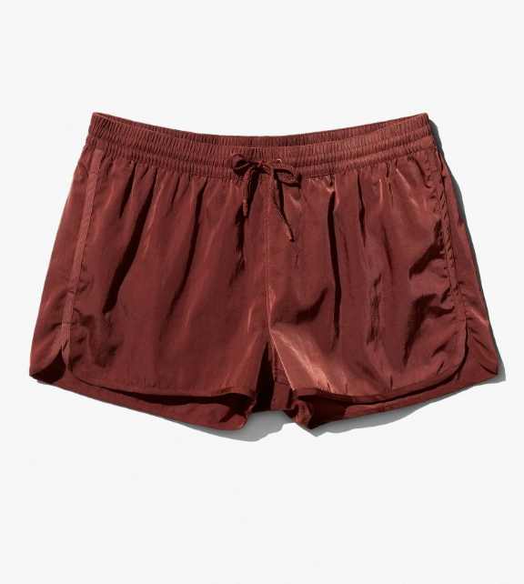 Para quienes buscan algo con un puntito diferencial a los clásicos, este suave bañador de CDLP está creado a base de Econyl®, una fibra de nailon reutilizada de vertederos y desechos marinos. Tiene un diseño con un ajuste regular, pierna corta y forro de malla para mayor comodidad y soporte. Precio: 165 euros.