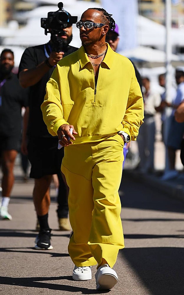 Lewis Hamilton con conjunto amarillo de Zegna y reloj de IWC en el Gran Premio de Mónaco.