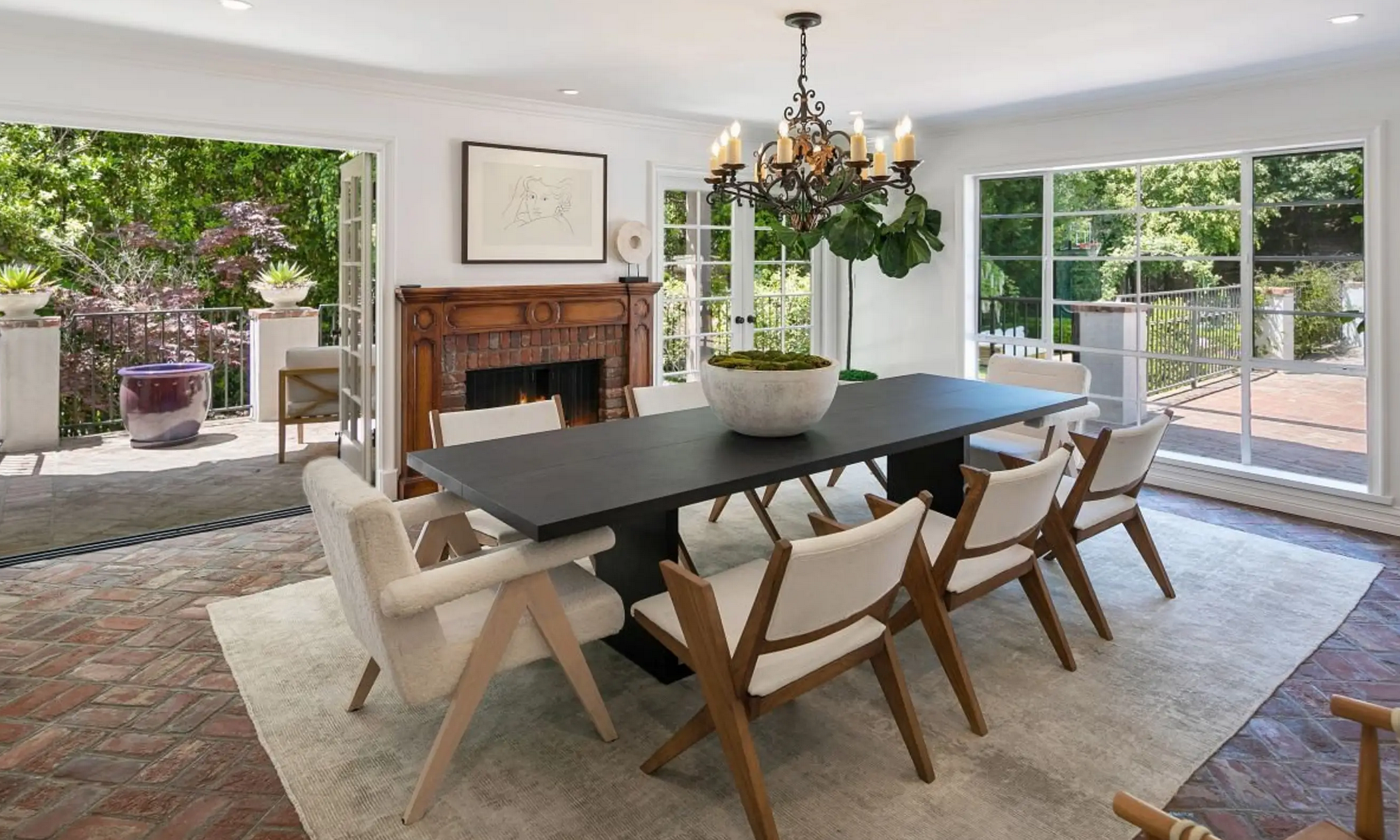 El comedor, que se abre al patio, cuenta con una mesa de madera para ocho comensales