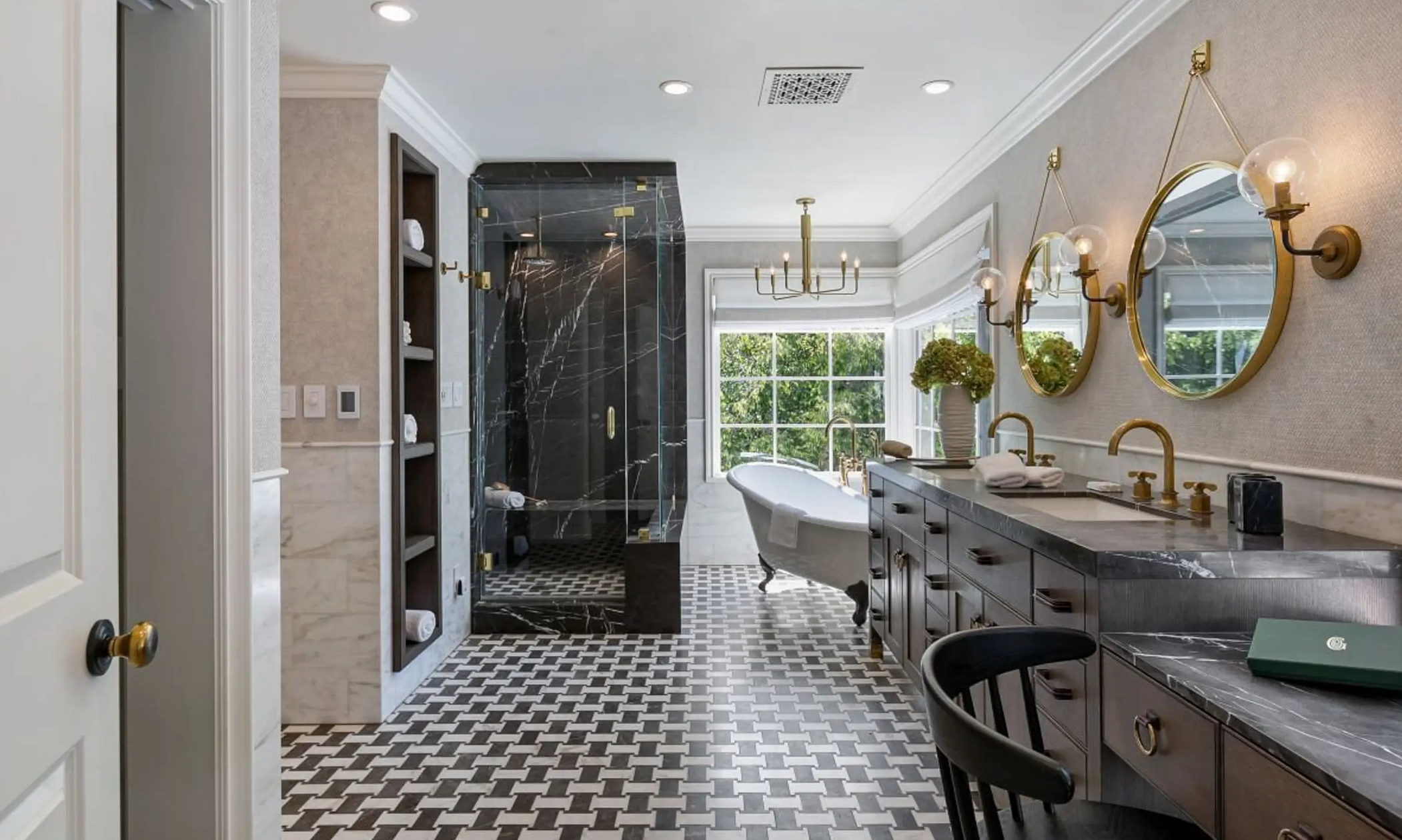 El baño principal dispone de una elegante bañera ubicada junto a la venta y una ducha de mármol