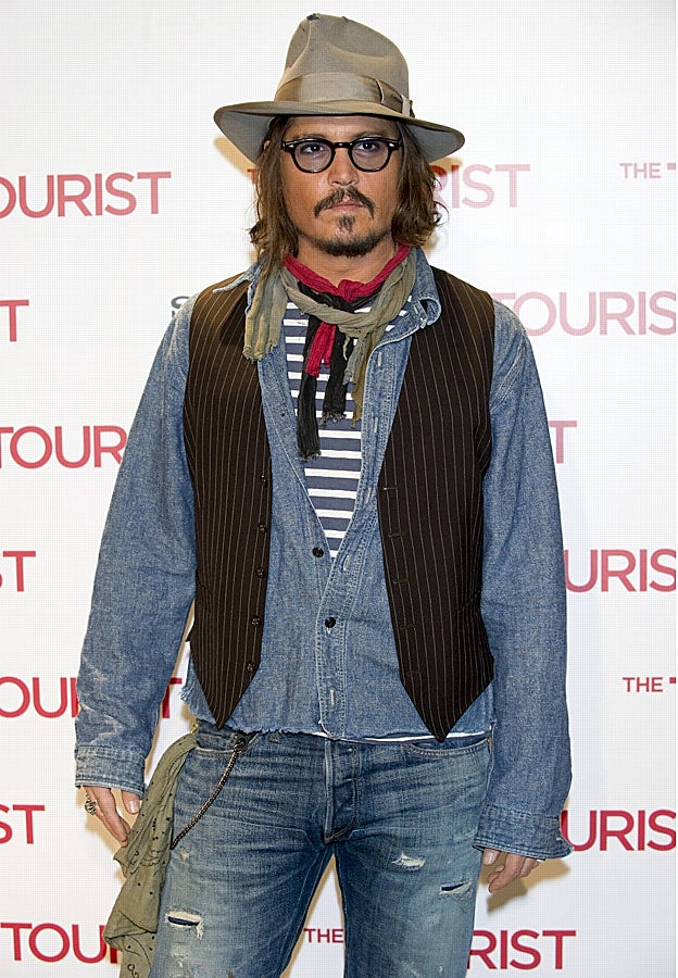 El actor con sombrero y chaleco.