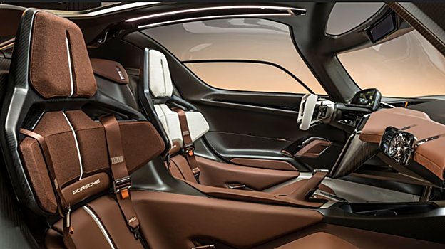 En el interior se pueden ver asientos en diferentes colores y un volante propio de los coches de carreras