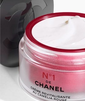 Imagen secundaria 2 - La Micro-Huile de Rose Advanced Serum de Dior Prestige (375 €), Pure Gold Radiance Nocturnal Balm (931 €) y Nº1 de Chanel Crema Revitalizante (100 €). 