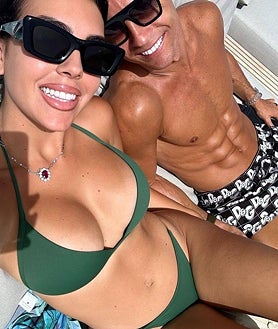 Imagen secundaria 2 - Cristiano Ronaldo, Georgina Rodríguez y sus hijos disfrutan de su yate de lujo.