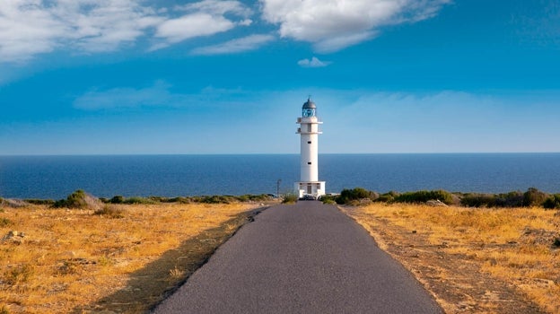 Vistas del faro en Cap de Barbaria