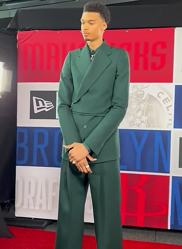 Victor Wembanyama con traje de Louis Vuitton