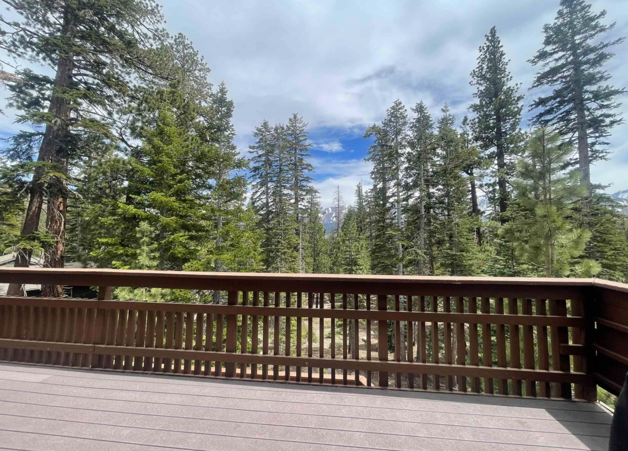 Lo mejor de la vivienda es su gran terraza con vistas a  las montañas Sherwin