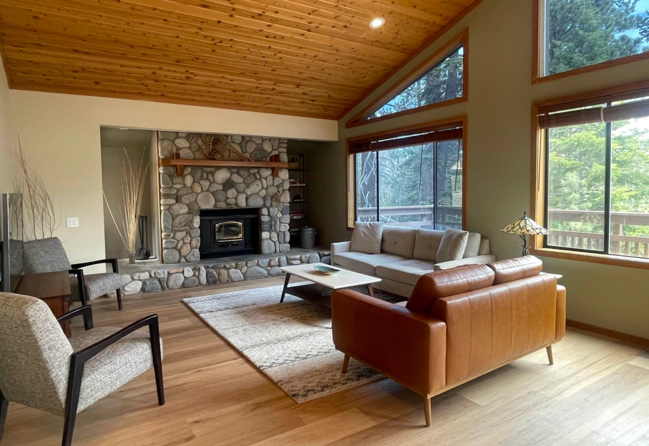 El salón dispone de una chimenea de piedra y cómodos sofás