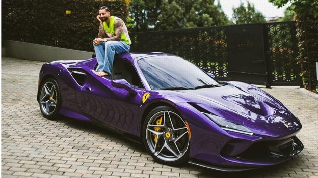 Maluma con su Ferrari F8 Spider