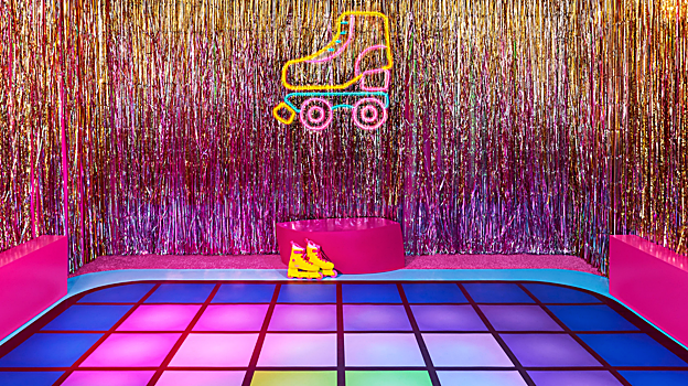 Entre los extras que tiene la casa están una pista de patinaje y otra de baile, así como una piscina infinita