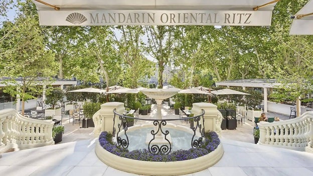 El hotel Mandarin Oriental Ritz, uno de los más exclusivos de Madrid, ha sido elegido por la pareja para celebrar la preboda el viernes 7 de julio, así como un almuerzo familiar el domingo 9 de julio.