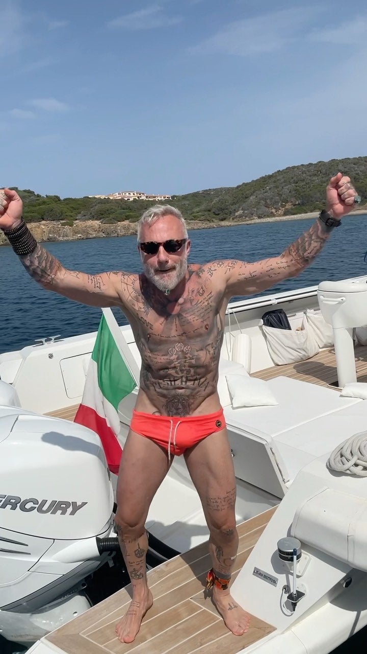 Gian Luca Vacchi es uno de los rostros conocidos que tiene en su armario infinidad de modelos de bañador turbo. Los de colores llamativos como este rojo que le permiten resaltar su bronceado y su tatuado cuerpo son sus favoritos.