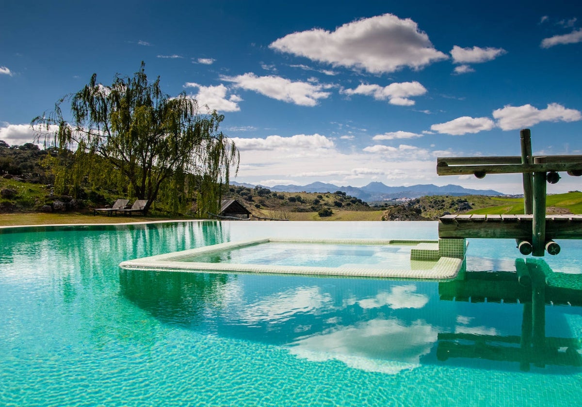 La piscina infinita de Ronda Mountain Resort. Al fondo, la ciudad de Ronda