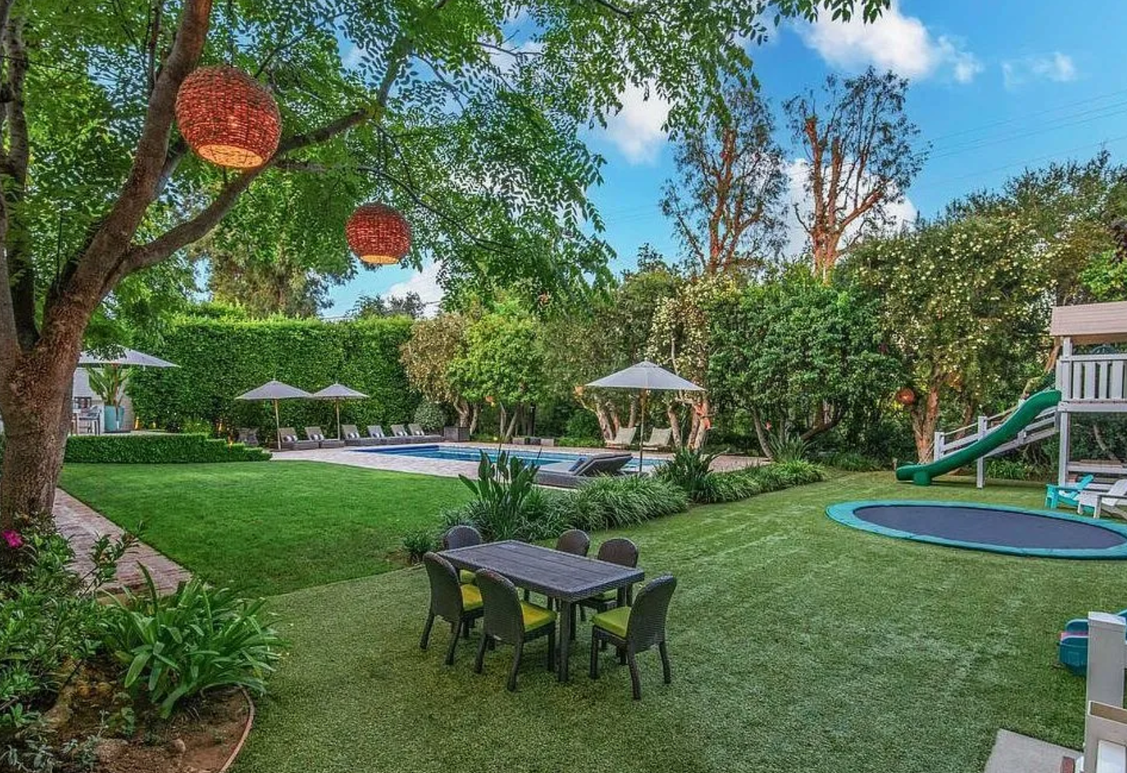 Incluye también un área de juegos infantil con cama elástica y varios comedores al aire libre 