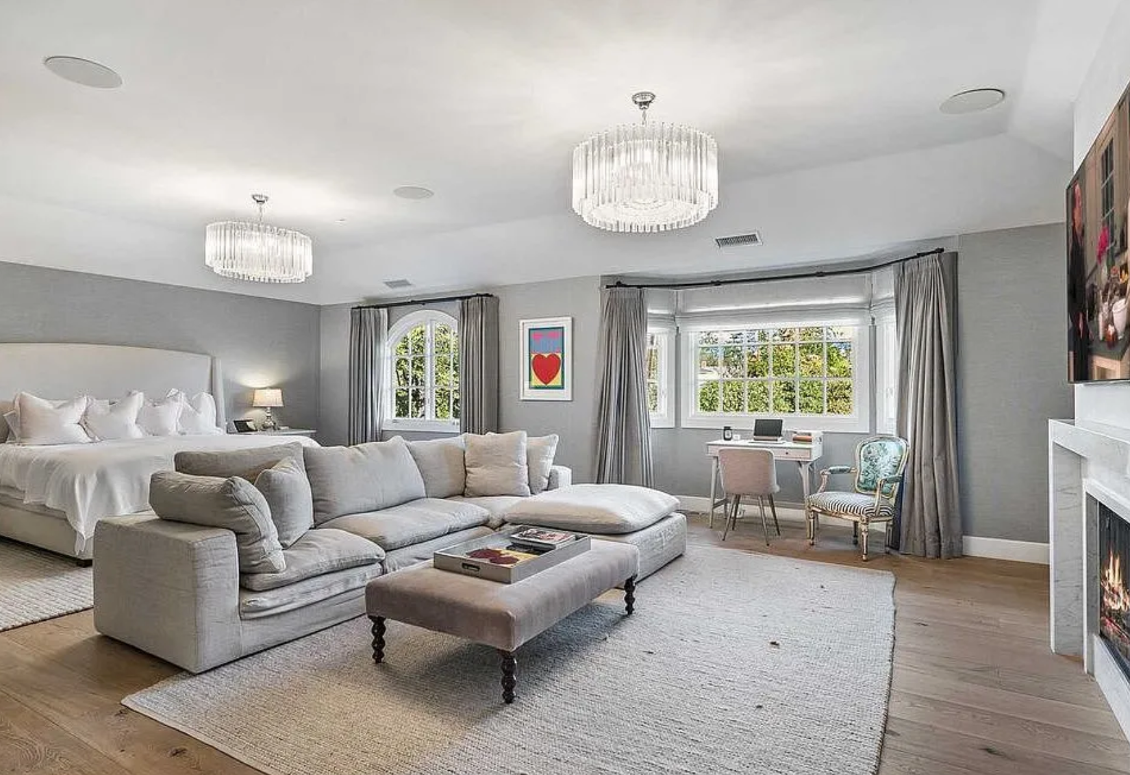 La habitación principal cuenta con sala de estar, dos baños y balcón privado