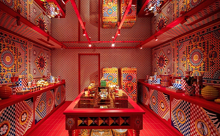 Imagen principal - Arriba y abazo a la izquierda, Dolci Room, con su colorida decoración y los dulces en forma de bolsos con el logo de Dolce & Gabbana. Abajo, derecha, el risotto al tartufo de Dani García para La Cabane.