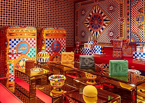 Imagen secundaria 1 - Arriba y abazo a la izquierda, Dolci Room, con su colorida decoración y los dulces en forma de bolsos con el logo de Dolce & Gabbana. Abajo, derecha, el risotto al tartufo de Dani García para La Cabane.