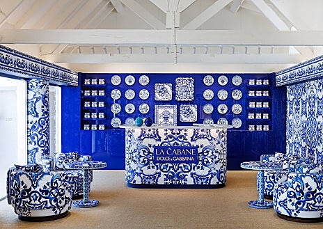 Imagen secundaria 1 - Más rincones del 'beach club' marbellí La Cabane decorado por Dolce & Gabbana. Arriba y abajo a la derecha, la zona de piscina y playa. Abajo a la izquierda, la tienda pop up de la firma de moda en el lugar.