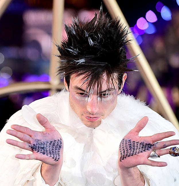 Ezra Miller y su look con guiño a la lechuza de Harry Potter