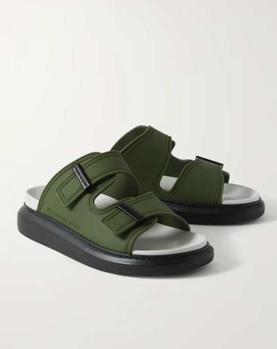 Las suelas exageradas son las que más llaman la atención en estas sandalias de la firma de Alexander McQueen. Se han hecho en Italia de caucho verde militar y rematado con hebillas decorativas en tono bronce. Su precio es de 285 euros.