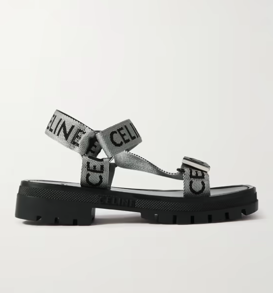 De estética un poco más deportiva son estas sandalias con velcros de Celine Homme perfectas para llevar con unas bermudas y una camiseta. Están hechas en jacquard con correas que llevan tejidas el logotipo de la casa, tienen correas de velcro y suelas gruesas. Su precio es de 650 euros.