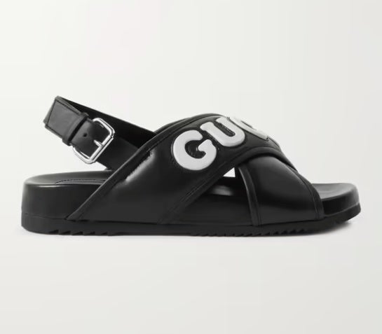 A la logomanía se suman estas sandalias de Gucci que cumplen con la etiqueta de “feas” y que están hechas en cuero flexible con dos franjas anchas cubriendo el empeine y una hebilla en la parte de atrás. Su precio es de 890 euros.