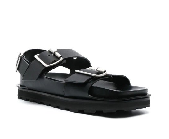 Sandalias de puntera cuadrada con cierre de hebilla en piel de becerro de color negro firmadas por Jil Sander. El precio es de 705 euros.