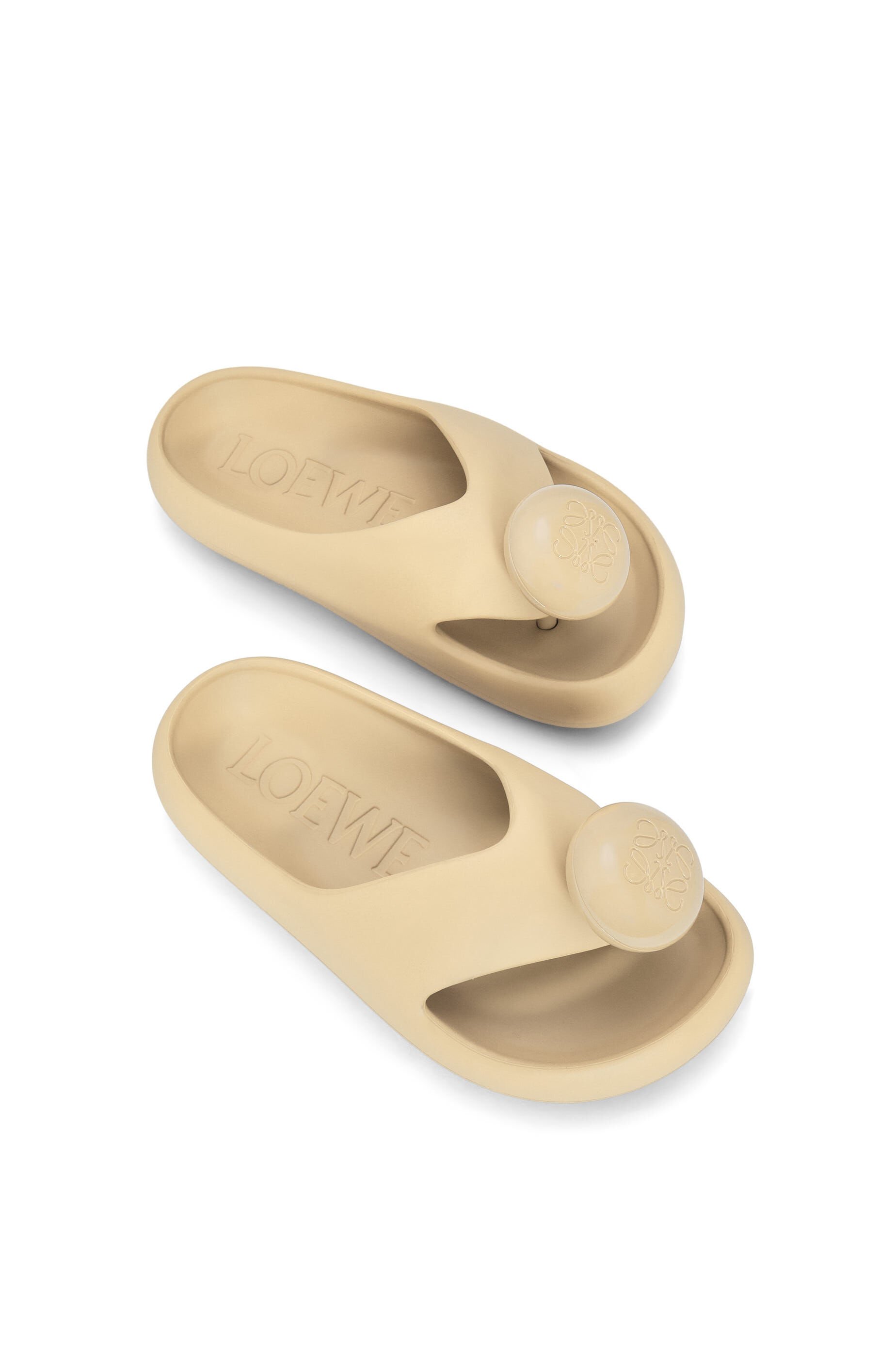 Una de las sandalias más peculiares que vas a encontrar esta temporada es este modelo de dedo en goma EVA de color avena con una burbuja con el anagrama de Loewe grabado y una plantilla ergonómica moldeada. Tienen un precio de 550 euros.