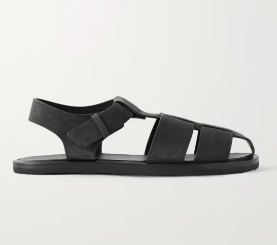 De las clásicas cangrejeras de los pescadores surgen estas sandalias de gamiza flexibles enjaulada con sus correas de tobillo y hebilla de apoyo de la marca The Row. Un par de lo más exclusivo cuyo precio es de 1020 euros.