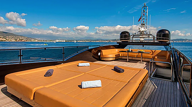 La embarcación ofrece amplios espacios exteriores en los que relajarse y tomar el sol