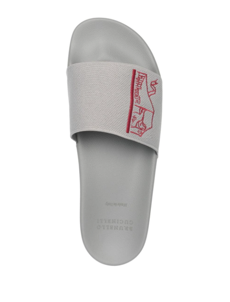 Seguro que te preguntarán por estas chanclas en color gris ceniza con el logo de la firma italiana Brunello Cucunelli bordado en rojo en la parte delantera. Precio: 425 euros. 