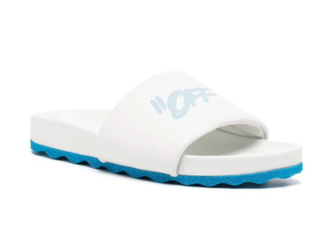 De estilo desenfadado son estas chanclas en blanco, gris y azul de una de las firmas del momento, Off-White. Precio: 515 euros.